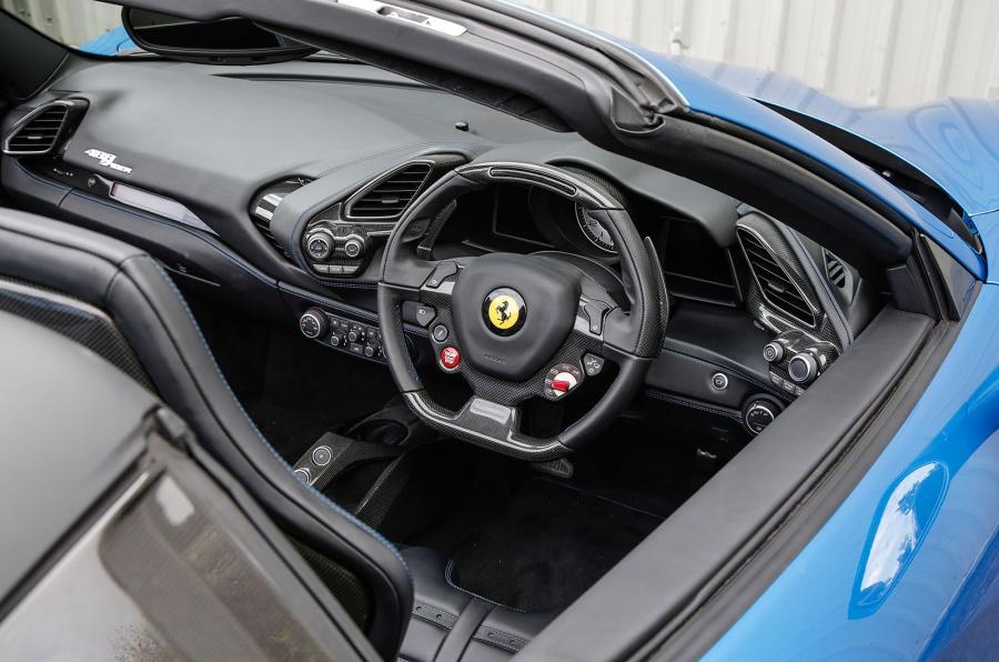 Интерьер Ferrari 488 Spider 2016 года  (UK) (фото 14 из 28)
